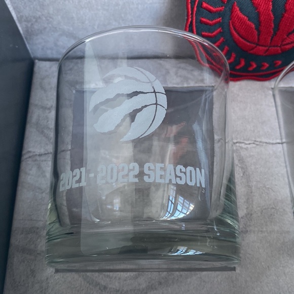 Raptors commemorative glasses for the 2021-22 basketball season & Raptors patch - Picture 5 of 11